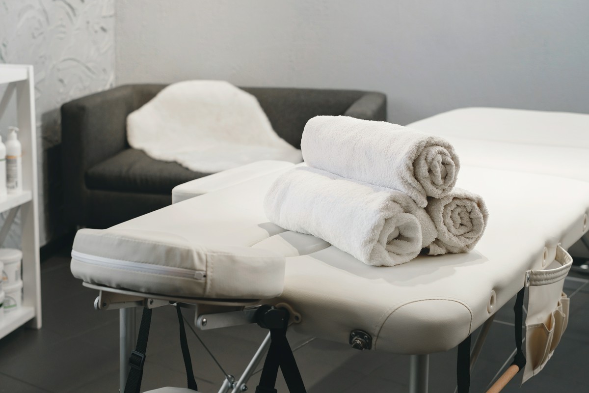 Dlaczego dobra kozetka do masażu powinna być wyposażona w regulowane elementy?